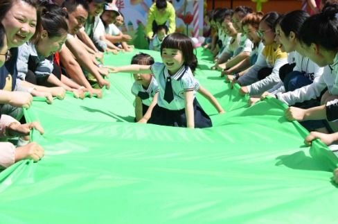 滑溜布游戏,亲子互动与幼儿成长的欢乐之旅”