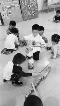 排队小班游戏,培养幼儿秩序感与团队协作能力